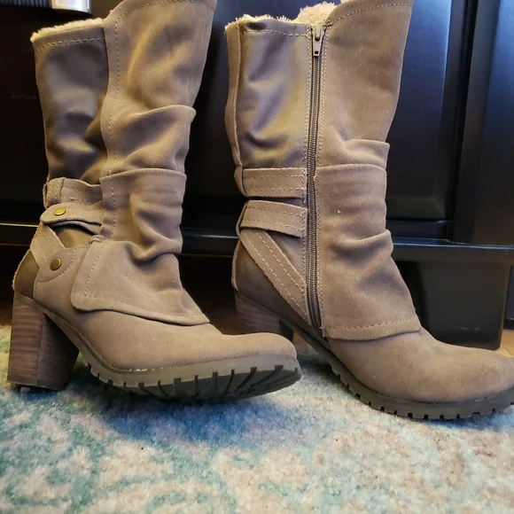 BareTraps Zandrea Stacked Heel Boot w/Stay Dry - Picture 7 of 8